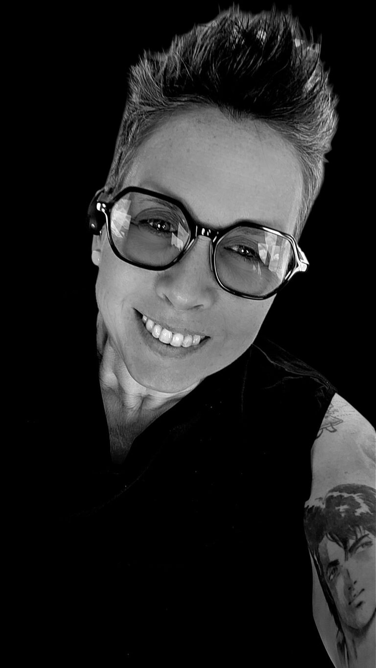 Claire, sophrologue ChezRésiliSens, portrait souriant en noir et blanc.